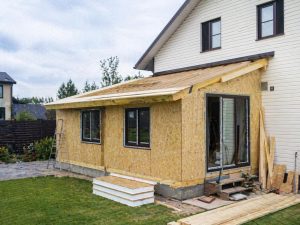 пристройка к дому из СИП-панелей в процессе монтажа | Knauf Penoplast